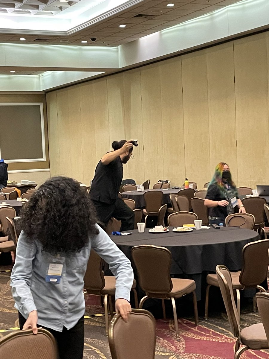 SteveMaier_'s tweet photo. This is us, at #PhysTEC23, coordinating a group photo! #GoodTimes 📸 https://t.co/lg4DpxigIz