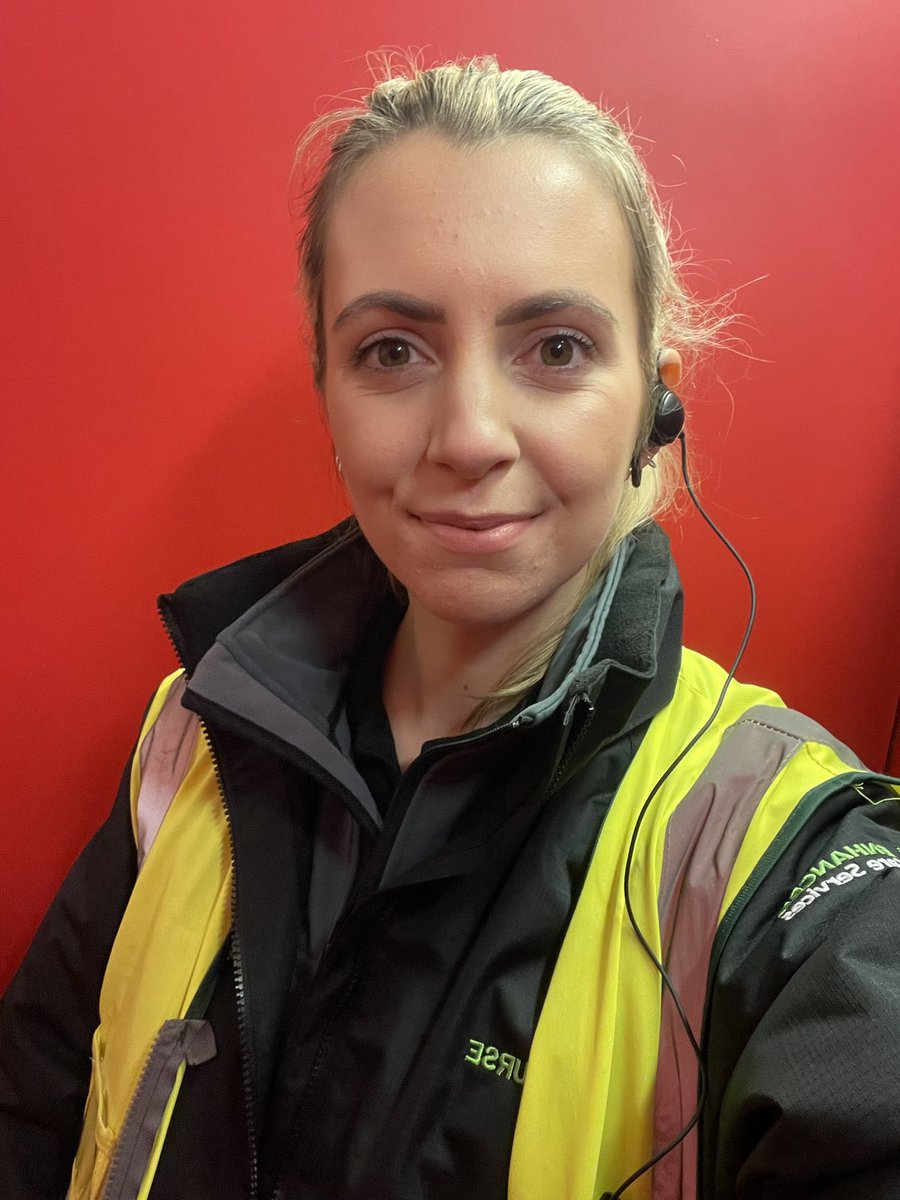charlotte_3497's tweet photo. Clinical Saturday afternoon at St Mary’s stadium with @enhanced_c_s, (especially @TomAstbury_ ) working in collaboration with @SCAS999 providing medical cover for football fans. #getthebasicsright #healthcare #eventmedicine #nurse #academicsinpractice https://t.co/xpO5cLczeN