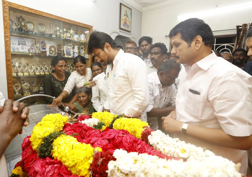 PT__journo__PK's tweet photo. விபத்தில் உயிரிழந்த பிரபல புகைப்பட கலைஞர்  @stalinjacka உடலுக்கு கோவையில் அமைச்சர்கள் உதயநிதி மற்றும் செந்தில் பாலாஜி நேரில் அஞ்சலி  @PTTVOnlineNews #StalinJacob #Coimbatore @V_Senthilbalaji @Udhaystalin #DMK https://t.co/eSxipSxjH5