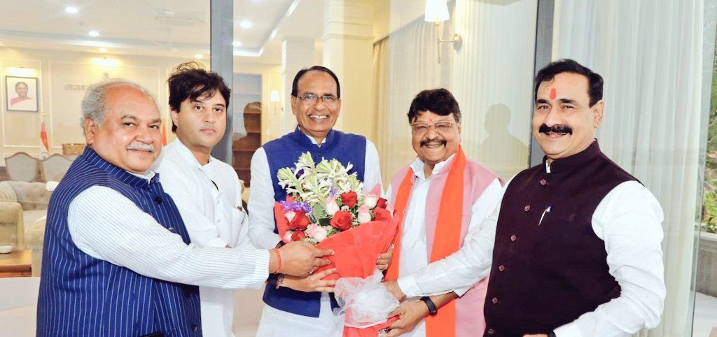 मध्यप्रदेश के जनप्रिय, कर्मठ मुख्यमंत्री श्री <a href="/ChouhanShivraj/">Shivraj Singh Chouhan</a> जी से आज केंद्रीय मंत्री श्री <a href="/nstomar/">Narendra Singh Tomar</a> जी, भाजपा के राष्ट्रीय महासचिव श्री <a href="/KailashOnline/">Kailash Vijayvargiya</a> जी, मध्य प्रदेश सरकार के गृह मंत्री श्री <a href="/drnarottammisra/">Dr Narottam Mishra</a> जी के साथ भेंट कर जन्मदिन की शुभकामनाएं प्रेषित की|
