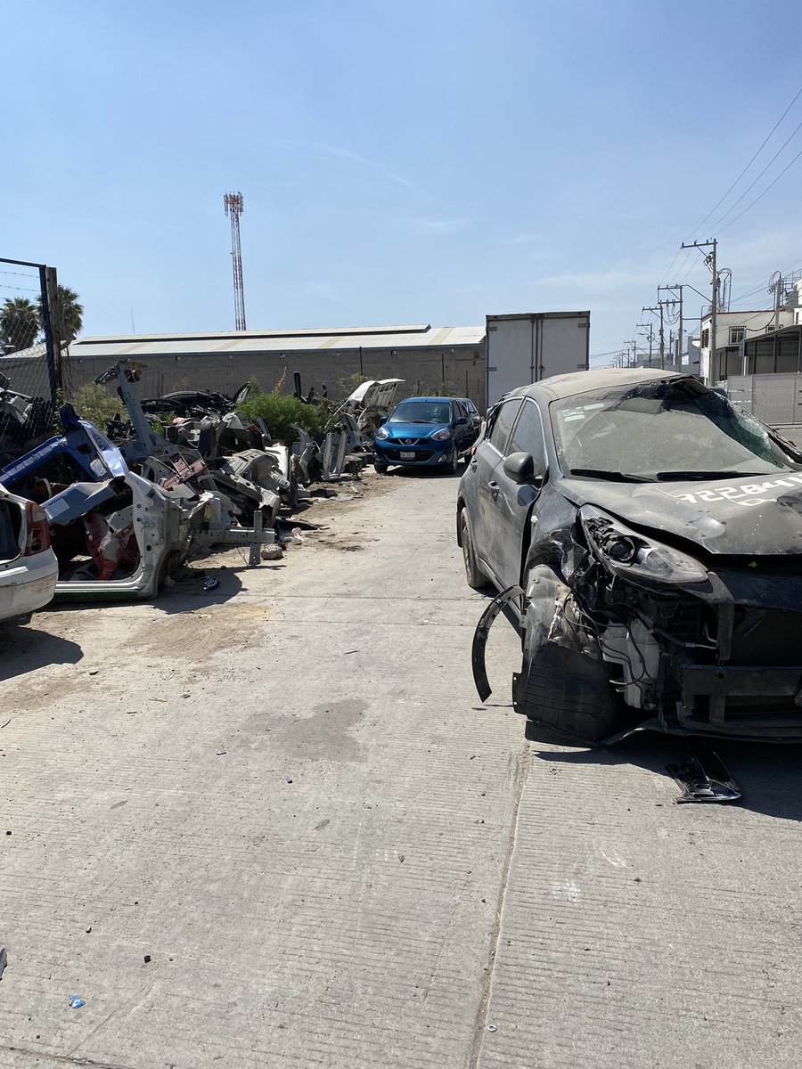 CEBOLLA7's tweet photo. @municipio_leon que se ocupa para q hagan algo respecto a esto?? A media calle todos los días https://t.co/ln4DLN8ZHS