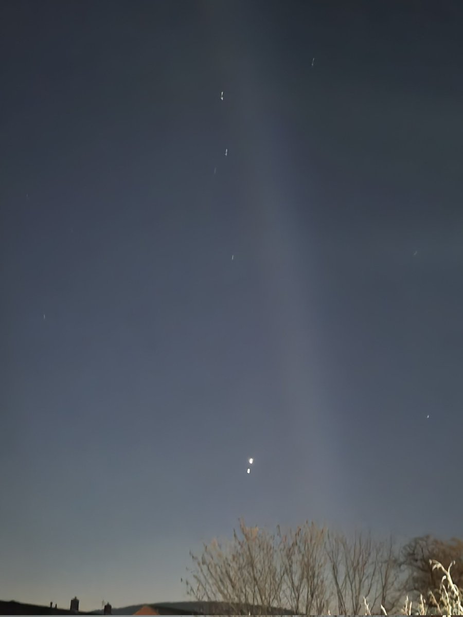 kes120's tweet photo. I took this attempting to get a picture of venus and Jupiter. I managed to get a this light anomaly as well! https://t.co/pizud1y038