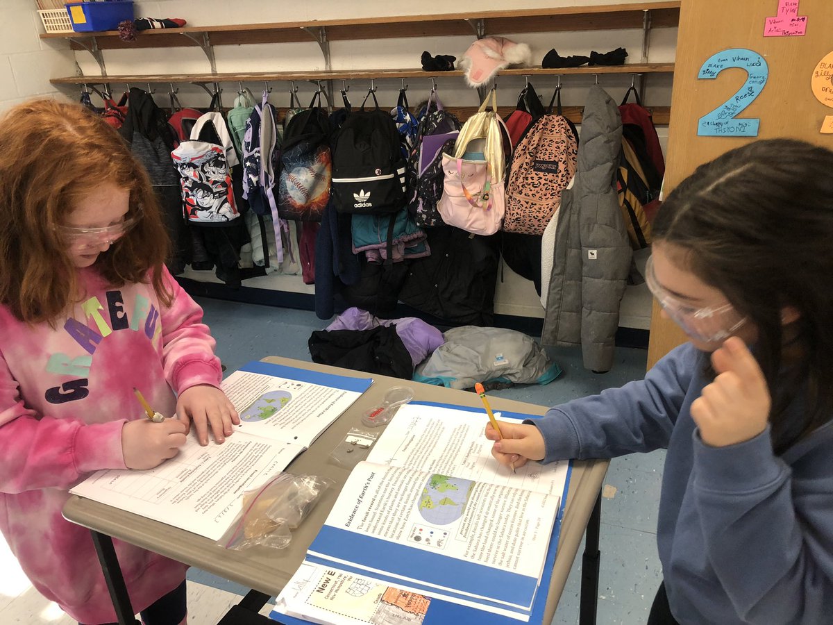 kcosta6915's tweet photo. Analyzing fossils 🔍 🥽 https://t.co/8jYo1A4jkX