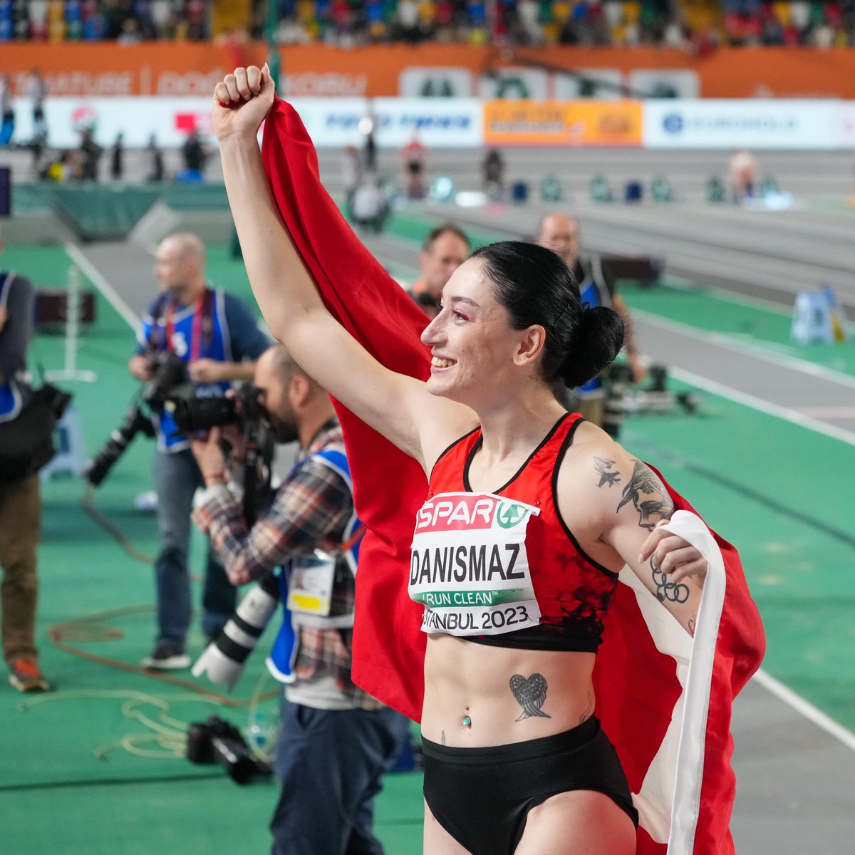 TMOK_Olimpiyat's tweet photo. Tuğba Danışmaz Avrupa Şampiyonu🥇

İstanbul'da devam eden Avrupa Salon Atletizm Şampiyonası'nda kadınlar üç adım atlamada milli sporcumuz Tuğba Danışmaz 14.31m ile Türkiye rekoru kırarak Avrupa Şampiyonu oldu👏🇹🇷 https://t.co/pE9Ln5U7AX