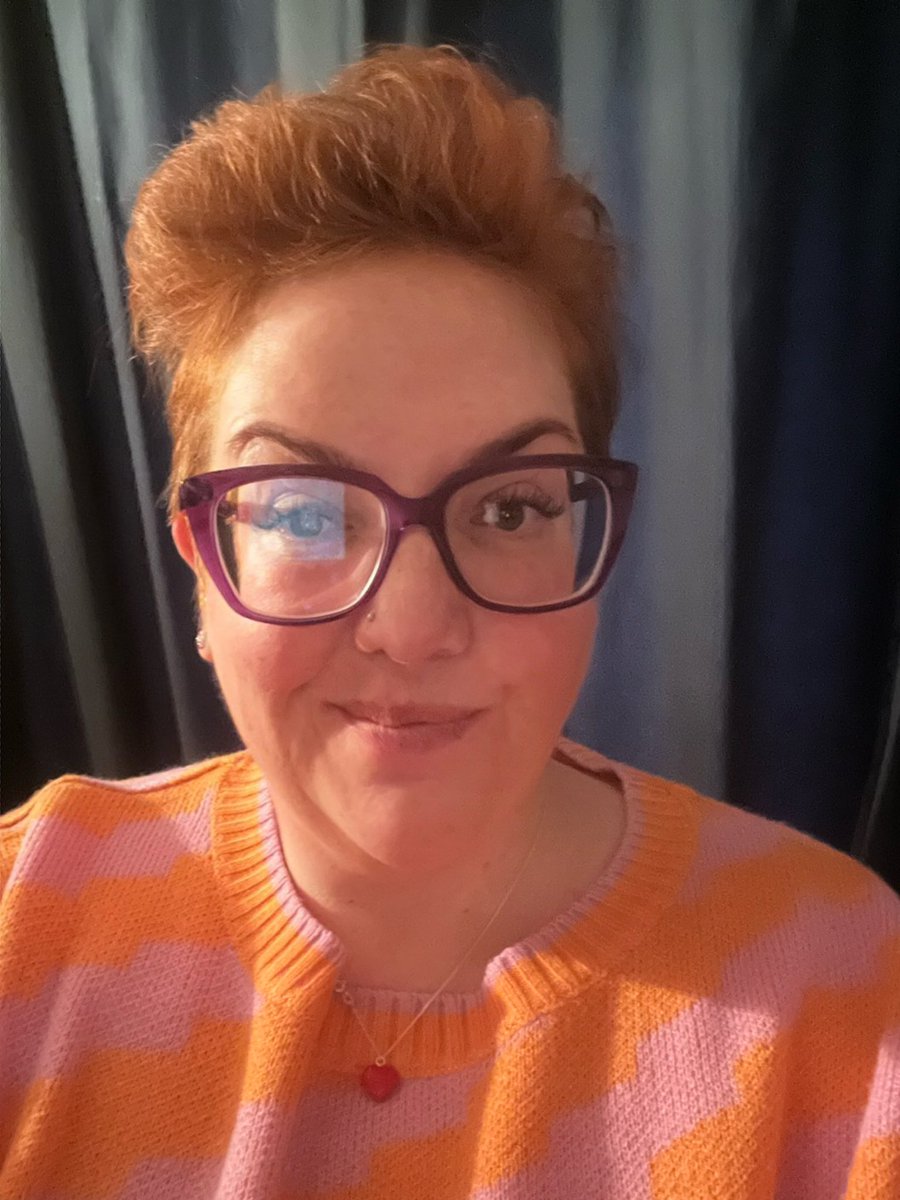 MrsGingerLawyer's tweet photo. And just like that*, she realised these varifocal glasses were going to be tricky buggers…
*after falling up kerbs and down stairs & steps all afternoon since collecting them
#NewSpecs #PurpleFrames #GettingOld #FeelingDizzy https://t.co/PbpXAaiOqb