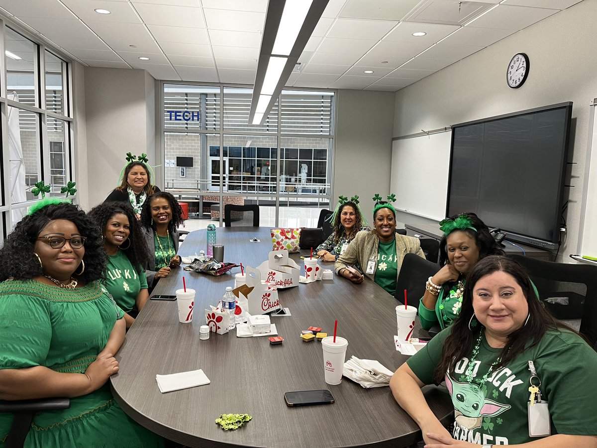 Reading Academy Team Leads are spending their Saturday supporting our <a href="/AliefISD/">Alief ISD</a> teachers! Thank you for ensuring our teachers have the tools they need to support our students! #AliefProud 🍀