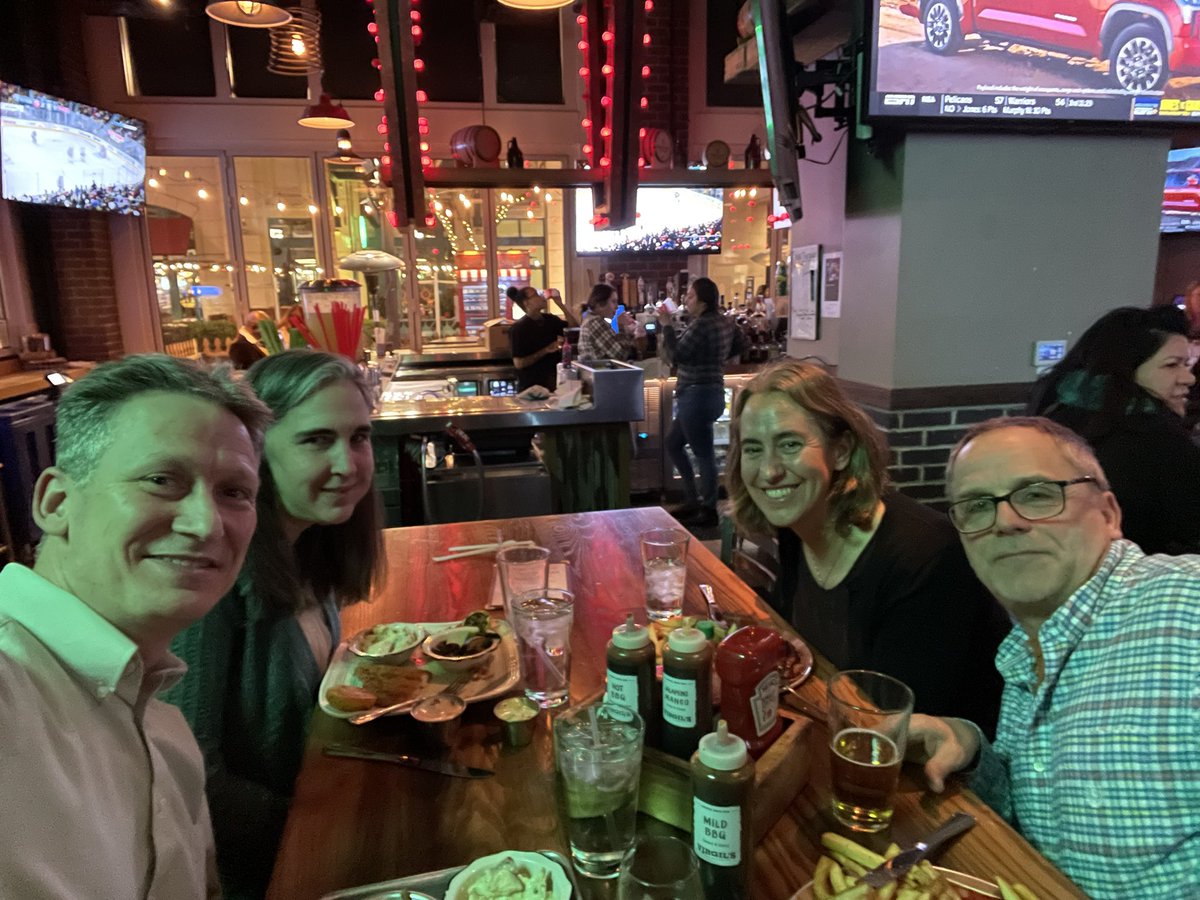 SteveMaier_'s tweet photo. Dinner last night with some #GetTheFactsOut folks at #PhysTEC23! Lots of discussion about funding, recruiting, policy, growth, maintenance, etc. https://t.co/Jiod9Juu1z https://t.co/roKdvVHq5d