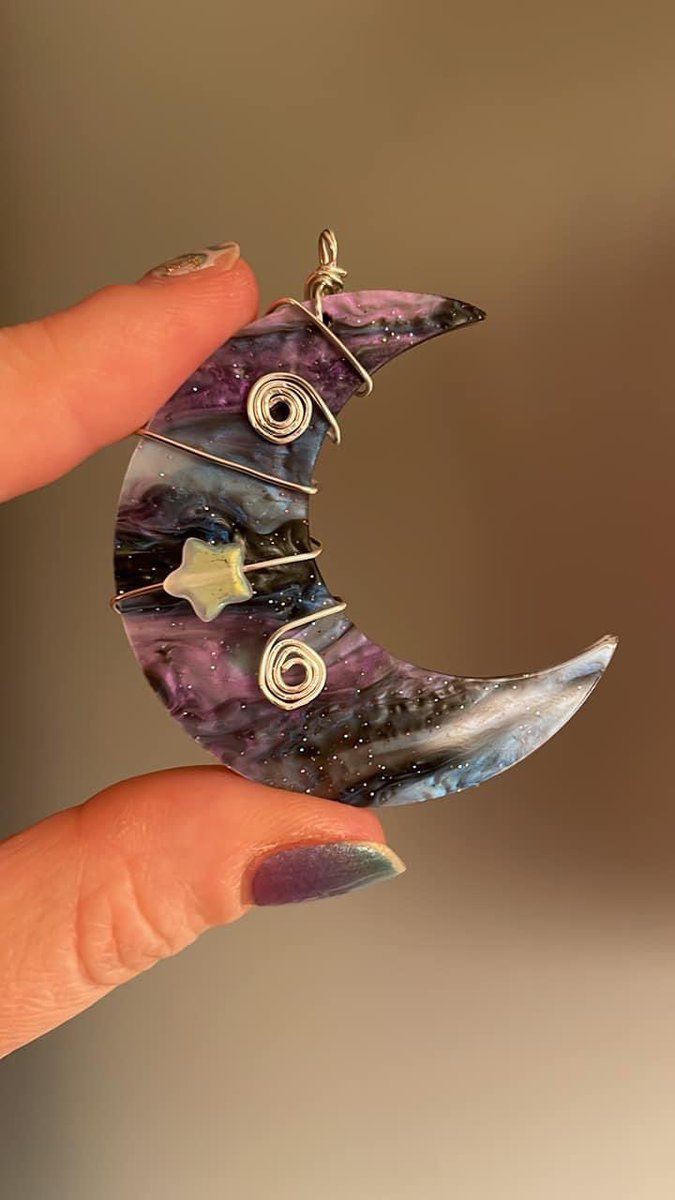 MadewLoveJWL's tweet image. Worked on this galaxy wire wrapped moon 🌙 What do you think? ✨ #galaxy #wirewrap #handmadecommunity #handmade #moon