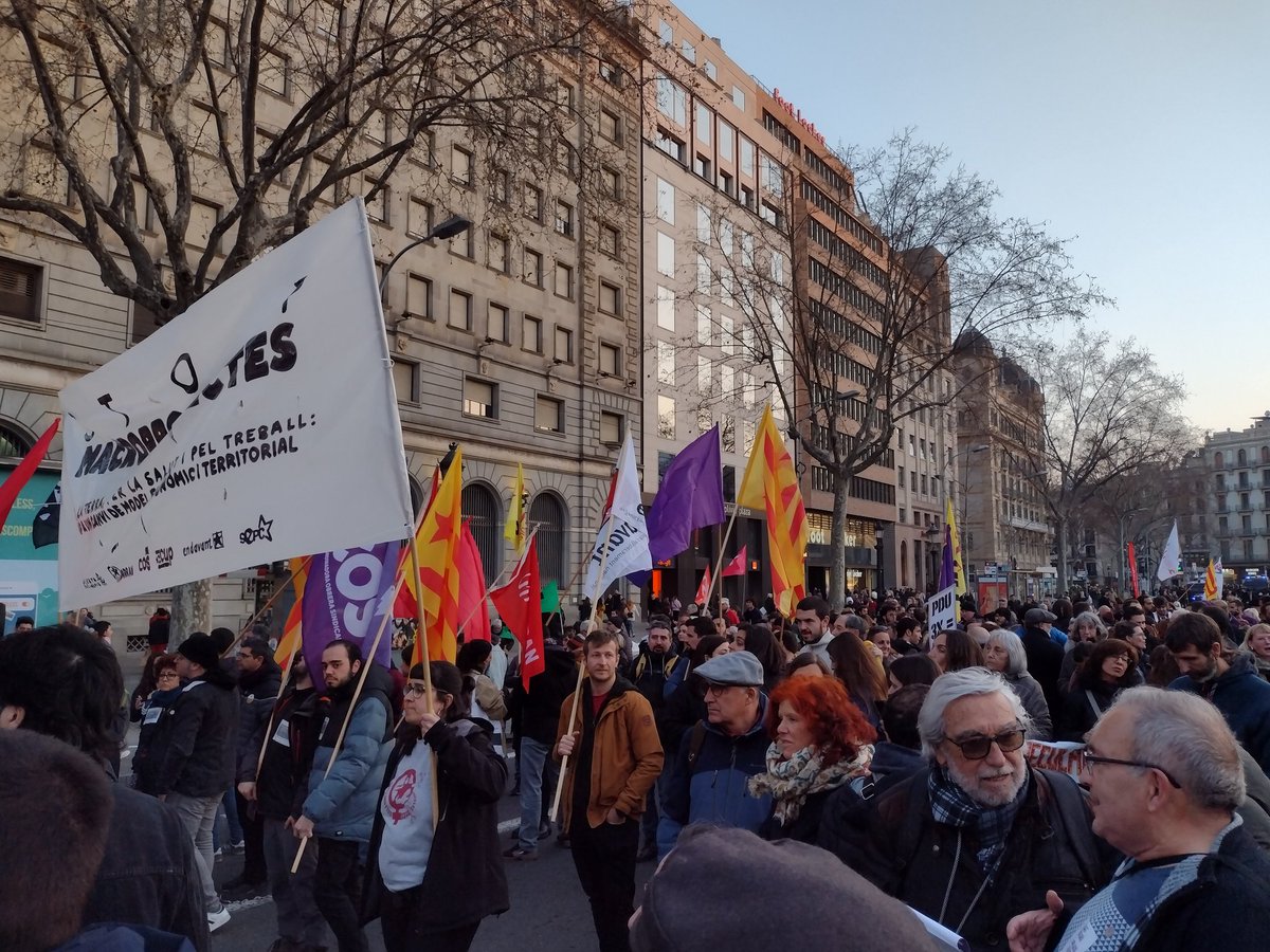 Avui som a #Barcelona mobilitzades per dir ben alt que el model de país dels pressupostos és un model caduc, insostenible i anticlimàtic
#StopMacroprojectes