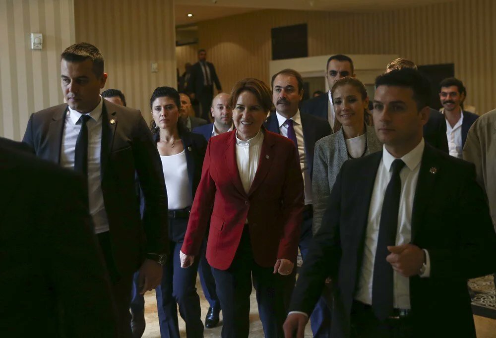 Meral Akşener'in Danışmanı Abdullah İlker Sungur: 

Biz İYİ Parti'yi kazanamayacak bir adayı ortaya çıkarıp Cumhuriyet tarihinin en kritik seçimini riske atmak için; %1'lik, %2'lik partilere milletvekilliği kazandırmak için kurmadık!
