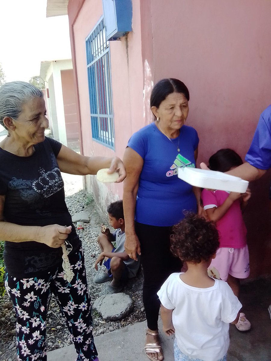 UNT municipio Turen en celebración de 17 aniversario compartiendo con un arepazo con los niños del barrio Antonio José de Sucre 
#UNTEnLaCalle
#SomoUNT
#UNTTurenPortuguesa