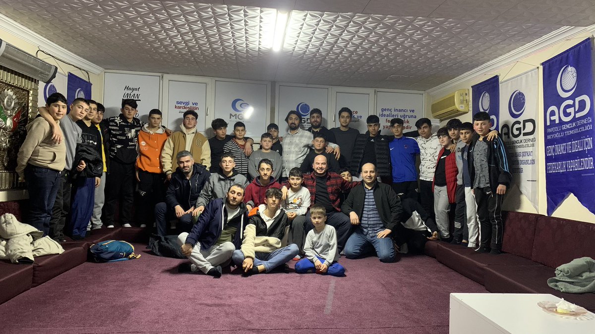 agdbeyoglu1's tweet photo. Davetimize katılan tüm kardeşlerimize ayrı ayrı teşekkür ederiz. Ödül almaya hak kazanan arkadaşlarımızı da tebrik ederiz.

@agdorgtr 
@milligenclik1975 
@agdistanbul 
@agdistanbulliseler 
@agdistanbulort 
#agdbeyoglu https://t.co/QkAyPTkvLX