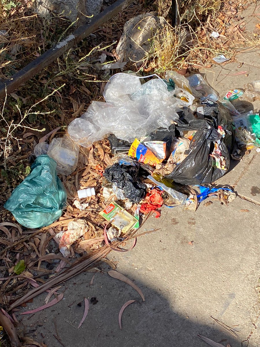 sitiodelsuceso's tweet photo. #Microbasural Un vecino nos envía estas imágenes de calle Las Rosas con Victoria (escalera que une Empart con Las Colinas) #ViñaDelMar Pese a letrero igual no más botan basura y escombros en el lugar. https://t.co/gqtXu5lCWD