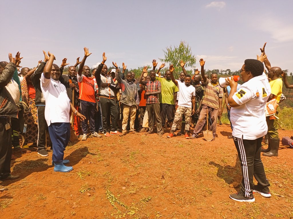 KayumbaLaurent's tweet photo. #Burundi : kuri uyu wa gatandatu 4-3-2023, musitanteri wa @MuyingaCommune  arikumwe n'umuyobozi mw'ishikira mu biro vya Buramatari wa @MuyingaProvince bifatikanija n'abenegihugu mugusibura ibarabara rya MAHONDA- NYAMASAKA. @MininterInfosBi @NtareHouse https://t.co/wGQQL260vr