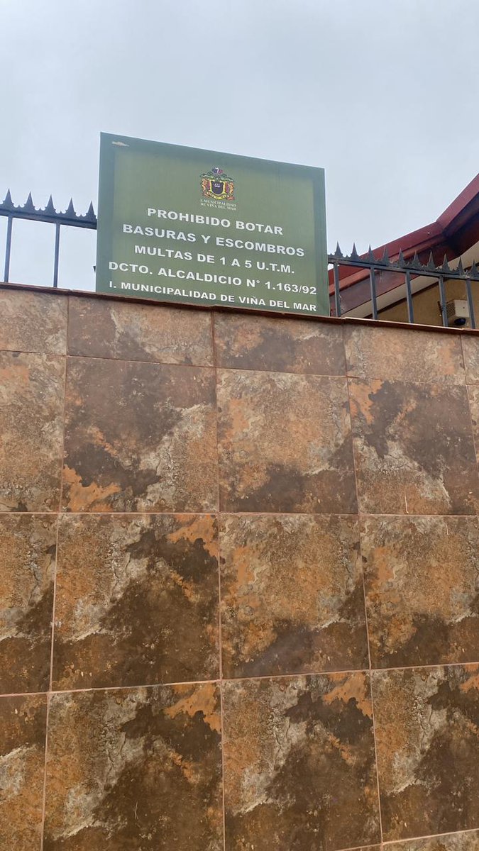 sitiodelsuceso's tweet photo. #Microbasural Un vecino nos envía estas imágenes de calle Las Rosas con Victoria (escalera que une Empart con Las Colinas) #ViñaDelMar Pese a letrero igual no más botan basura y escombros en el lugar. https://t.co/gqtXu5lCWD