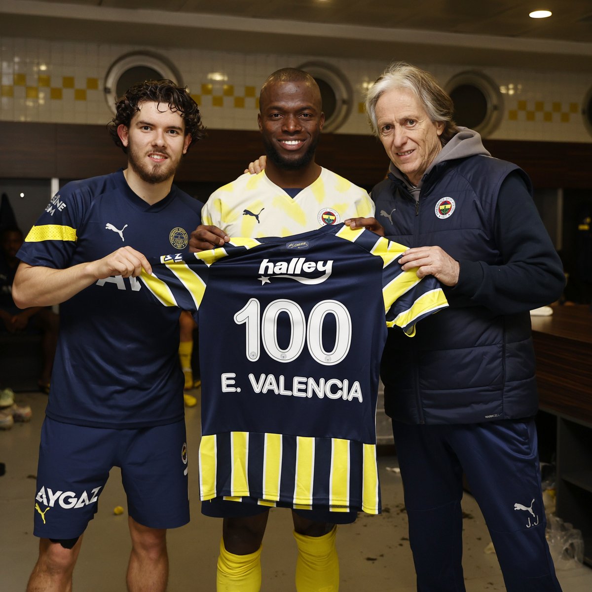 Fenerbahçe formasıyla 100. maç! 💛💙

Daha nice maçlara <a href="/EnnerValencia14/">EnnerValencia</a>