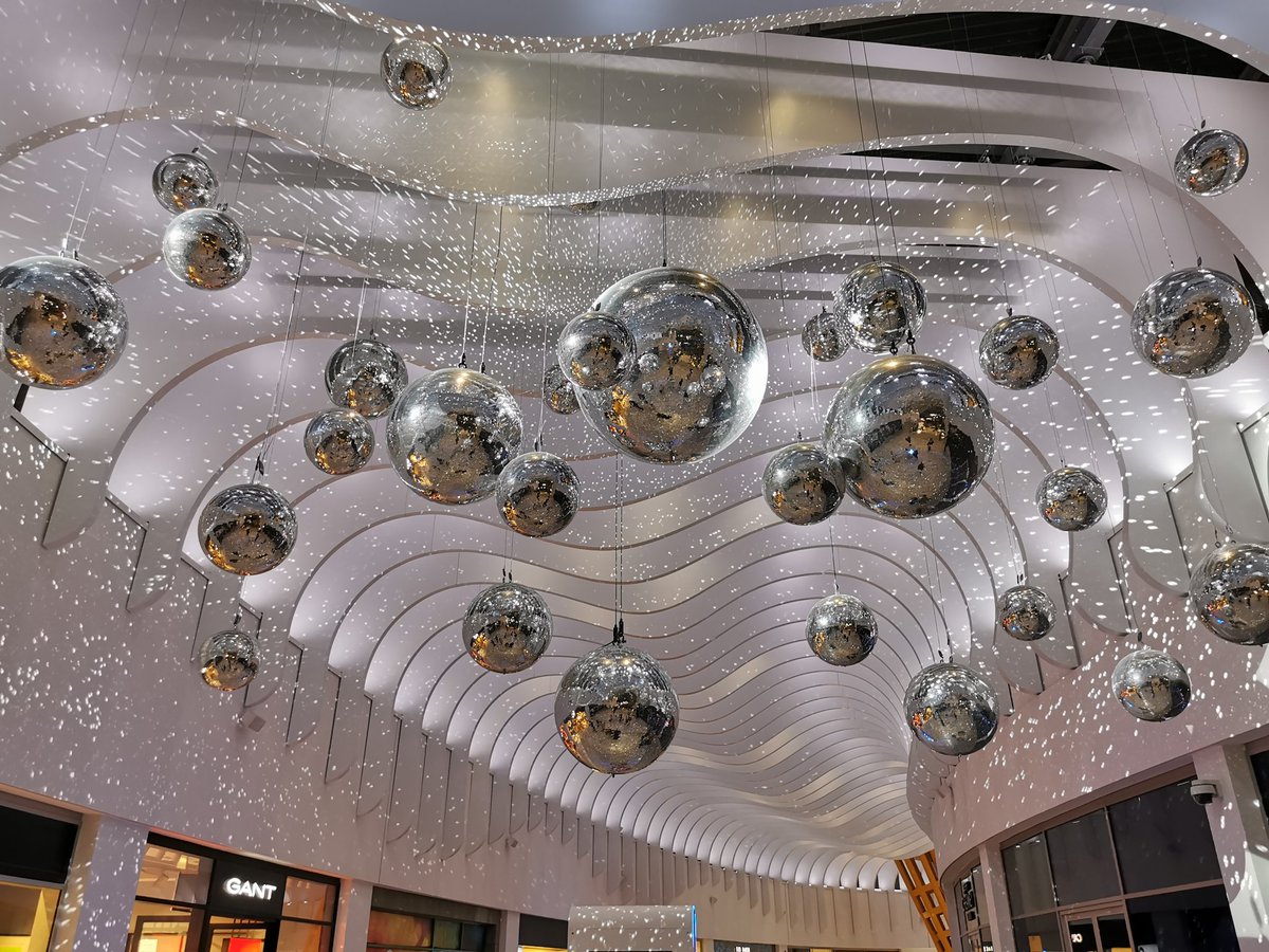 Ridiculously excited for <a href="/VancityReynolds/">Ryan Reynolds</a> and <a href="/robdelaney/">rob delaney</a> at #justforlaughs!!!