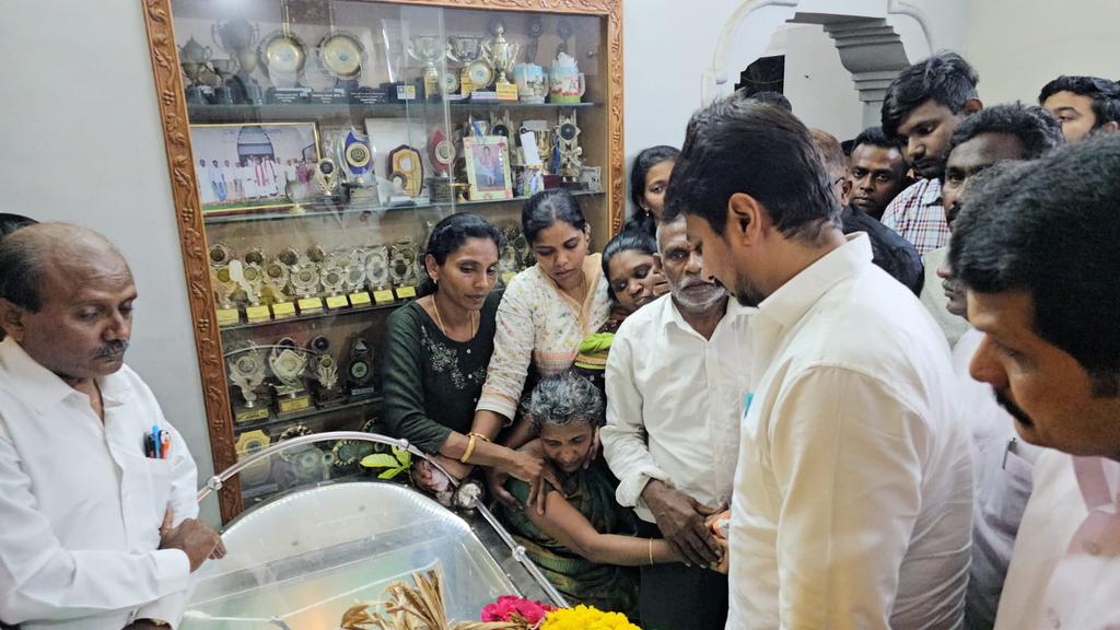 kovaikarthee's tweet photo. சென்னையில் மரணம் அடைந்த புகைப்பட கலைஞர் ஸ்டாலின் ஜேக்கப்பின் கோவை இல்லத்தில் அமைச்சர்கள் உதயநிதி ஸ்டாலின் செந்தில் பாலாஜி நேரில் அஞ்சலி செலுத்தினர்.. 

#StalinJacob 😔 #Rip https://t.co/PNPm7Gy7u2