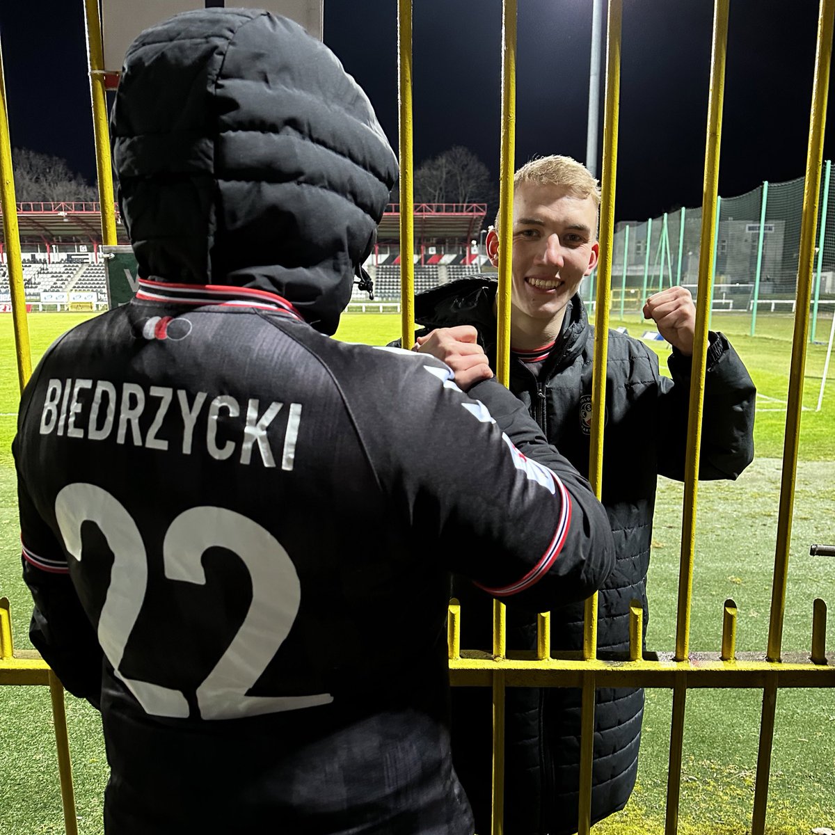 Szwagier dzisiaj dostał w szczękę, a potem o mały włos nie strzelił gola główką ⚽️ Biedrzycki ♥️ Piękny mecz w wykonaniu Polonii Warszawa i Śląska II Wrocław 🔥🔥🔥 2:1 ostatecznie dla Polonii.