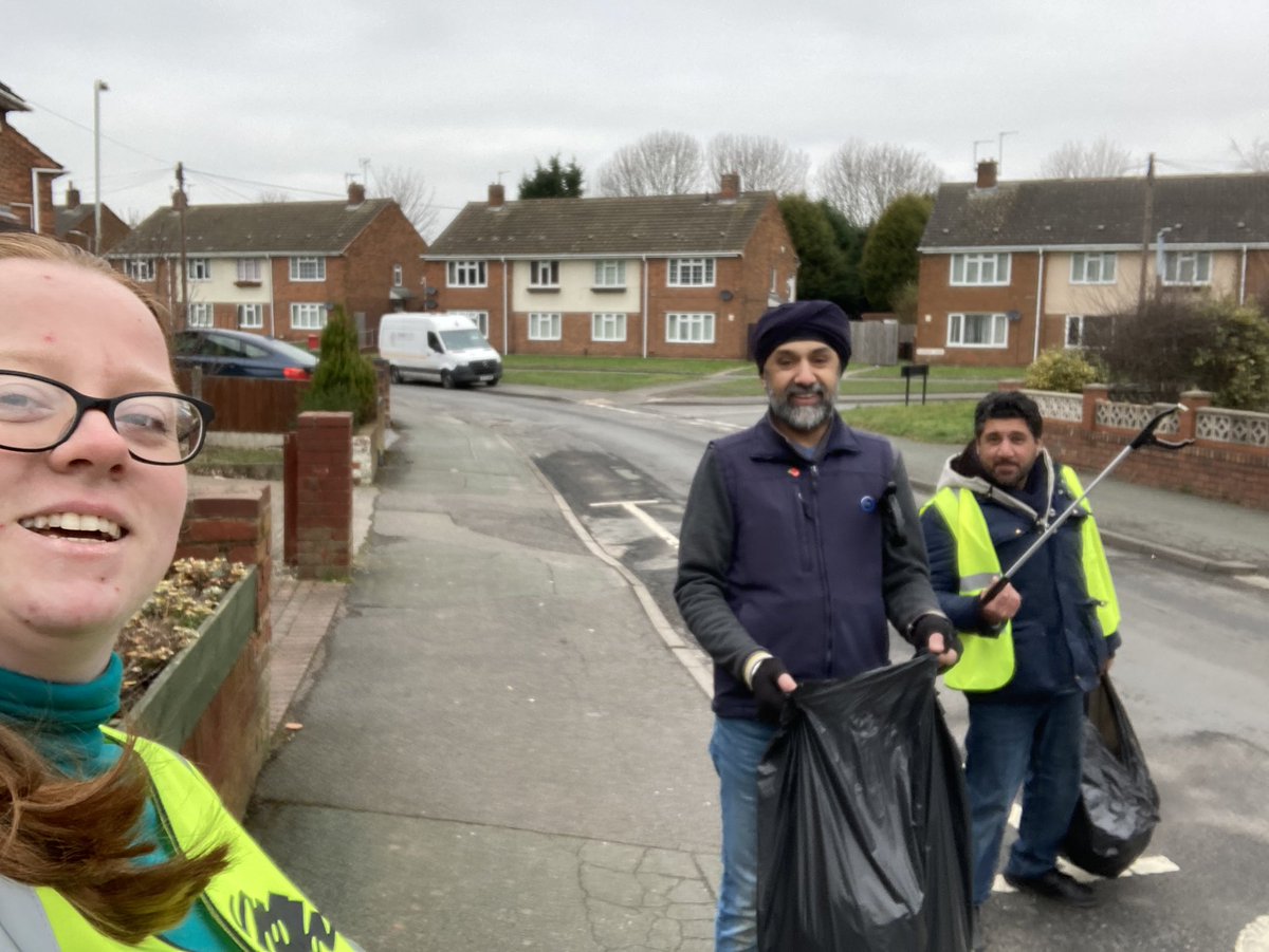 Sian_Arkay's tweet image. Great to be back out with @Mak_Singh4U and Surjit cleaning up #HiltonRoad this weekend before delivering surveys and news along with speaking to residents about issues in #Springvale. #localteam #woodcross #Lanesfield #Dovedale #Ettingshall #ToryDoorstep