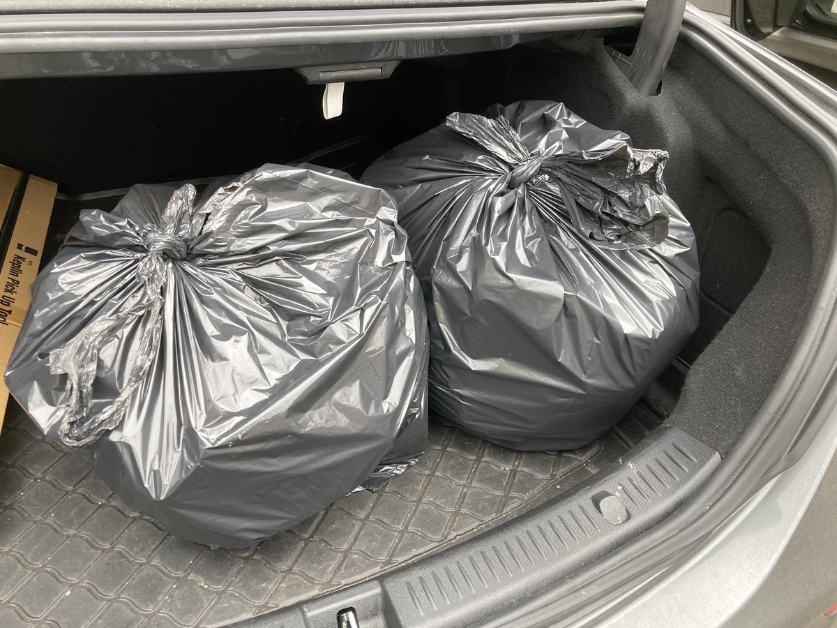 Sian_Arkay's tweet image. Great to be back out with @Mak_Singh4U and Surjit cleaning up #HiltonRoad this weekend before delivering surveys and news along with speaking to residents about issues in #Springvale. #localteam #woodcross #Lanesfield #Dovedale #Ettingshall #ToryDoorstep