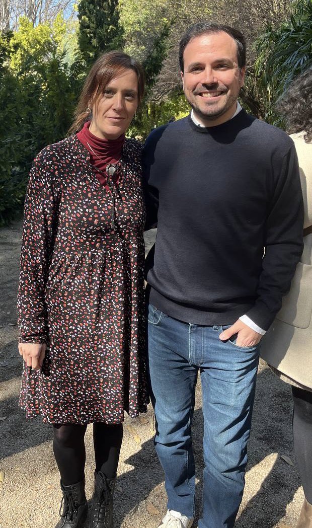 CarolCordero_N's tweet photo. Inmensa alegría y pilas cargadas, junto con el resto de compañeras candidatas de @IzquierdaUnida a las elecciones autonómicas hoy en Valencia.

#CuidamosLoCercano y defendemos los derechos de la mayoría social trabajadora. Un orgullo formar parte de ello. https://t.co/Cyc7zbiFsj