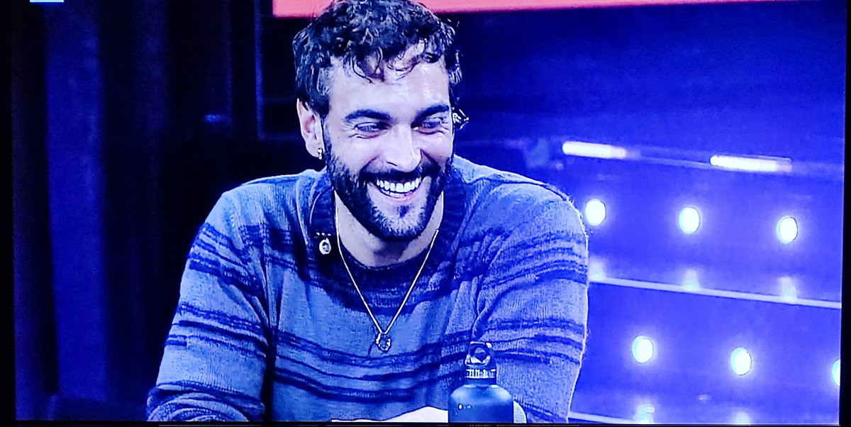 Mamma che mi chiama dicendo 'Guarda su @RaiDue che c'è #Mengoni'
Replica #radioduesocialclub 
Brava mamma ❤️