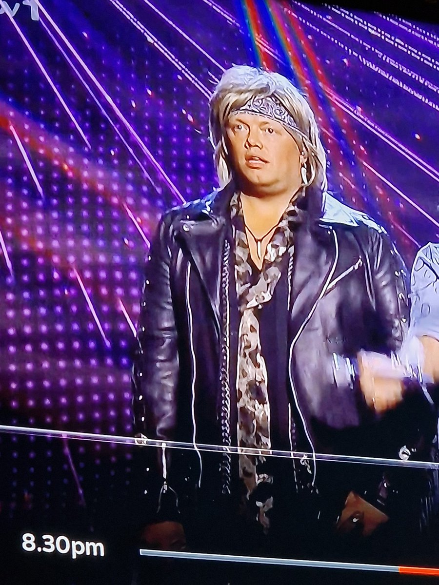 Had to double take, I thought  <a href="/robbeckettcomic/">Rob Beckett</a> had lost a bet 🫣 #Starstruck