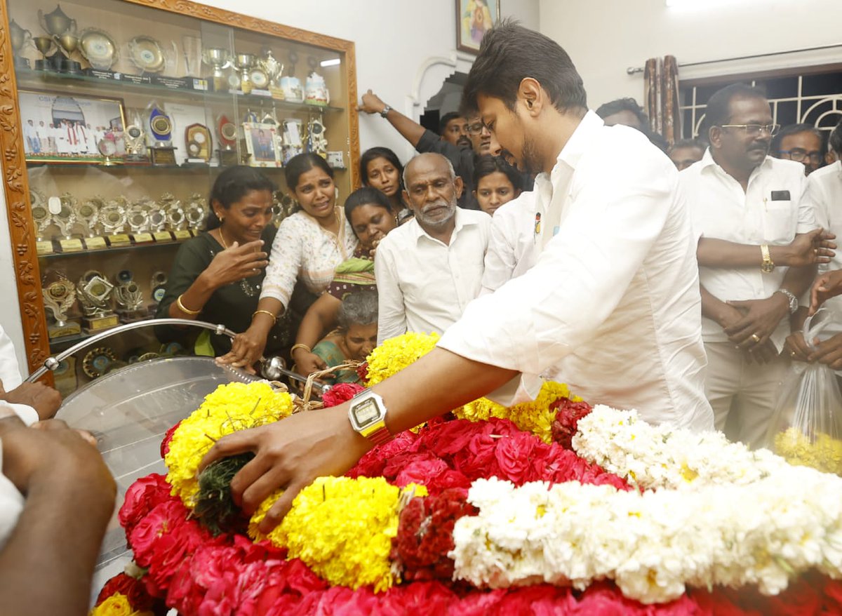 Udhaystalin's tweet photo. சாலை விபத்தில் மறைந்த தம்பி ஸ்டாலின் ஜேக்கப்-ன் கோவை இல்லத்திற்கு சென்று, அவரின் திருவுடலுக்கு மரியாதை செய்து, மீளா துயரில் தவிக்கும் அவரின் குடும்பத்தினர் &amp; நண்பர்களுக்கு ஆறுதல் தெரிவித்தோம். அவரின் குடும்பத்திற்கு கழகம் என்றும் துணை நிற்கும். https://t.co/n56dW5nR3W