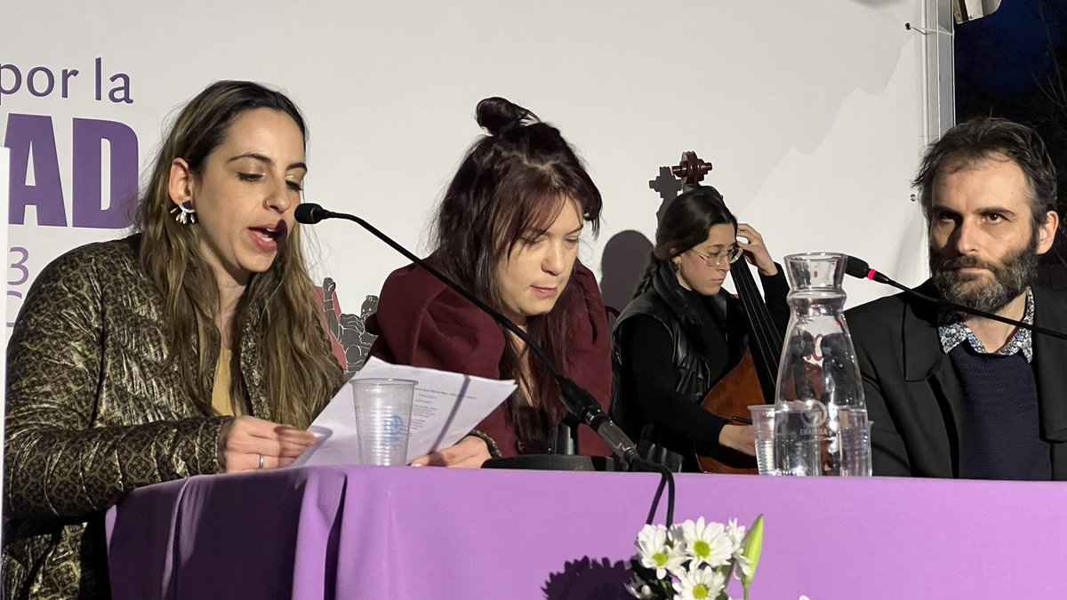 flfs_2023's tweet photo. La #FLFS2023 finaliza con una degustación literaria, donde la lectura de fragmentos de obras de escritoras se junta con la música de María Jesús Gálvez Gutiérrez 💜 https://t.co/IsnSRWxpTh