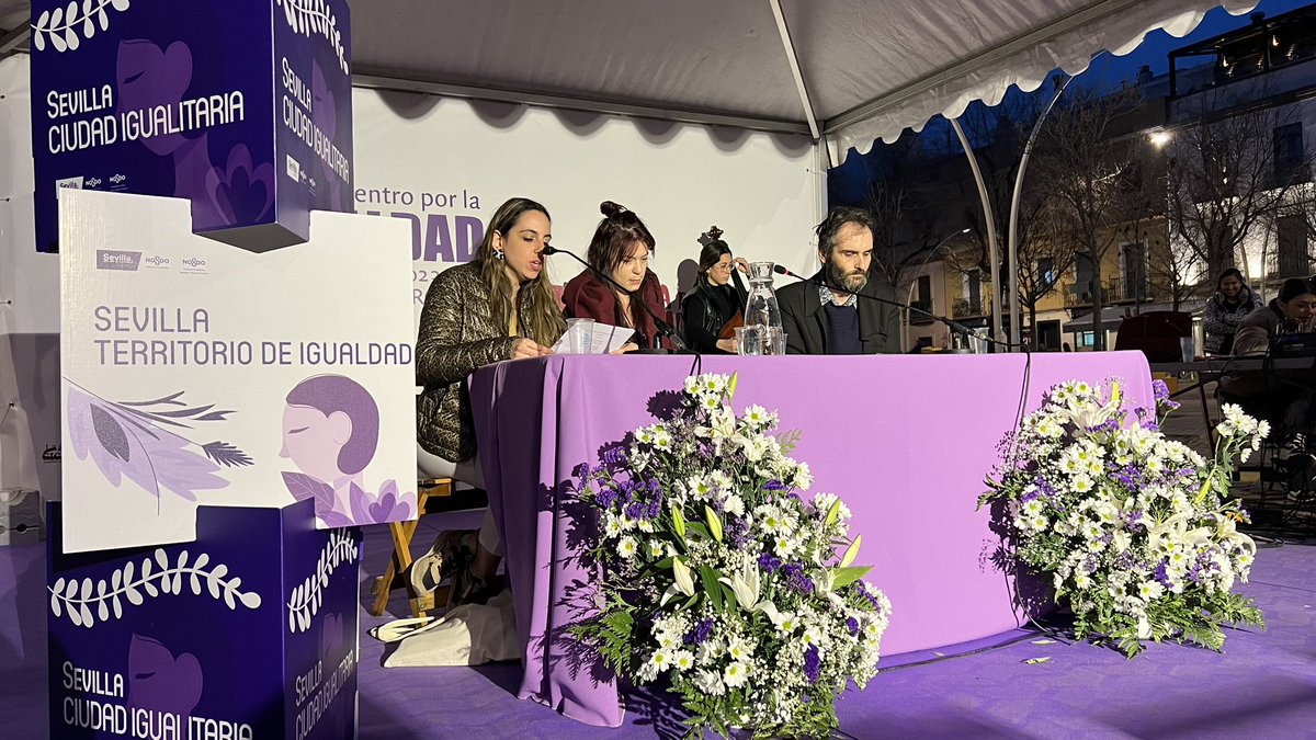 flfs_2023's tweet photo. La #FLFS2023 finaliza con una degustación literaria, donde la lectura de fragmentos de obras de escritoras se junta con la música de María Jesús Gálvez Gutiérrez 💜 https://t.co/IsnSRWxpTh