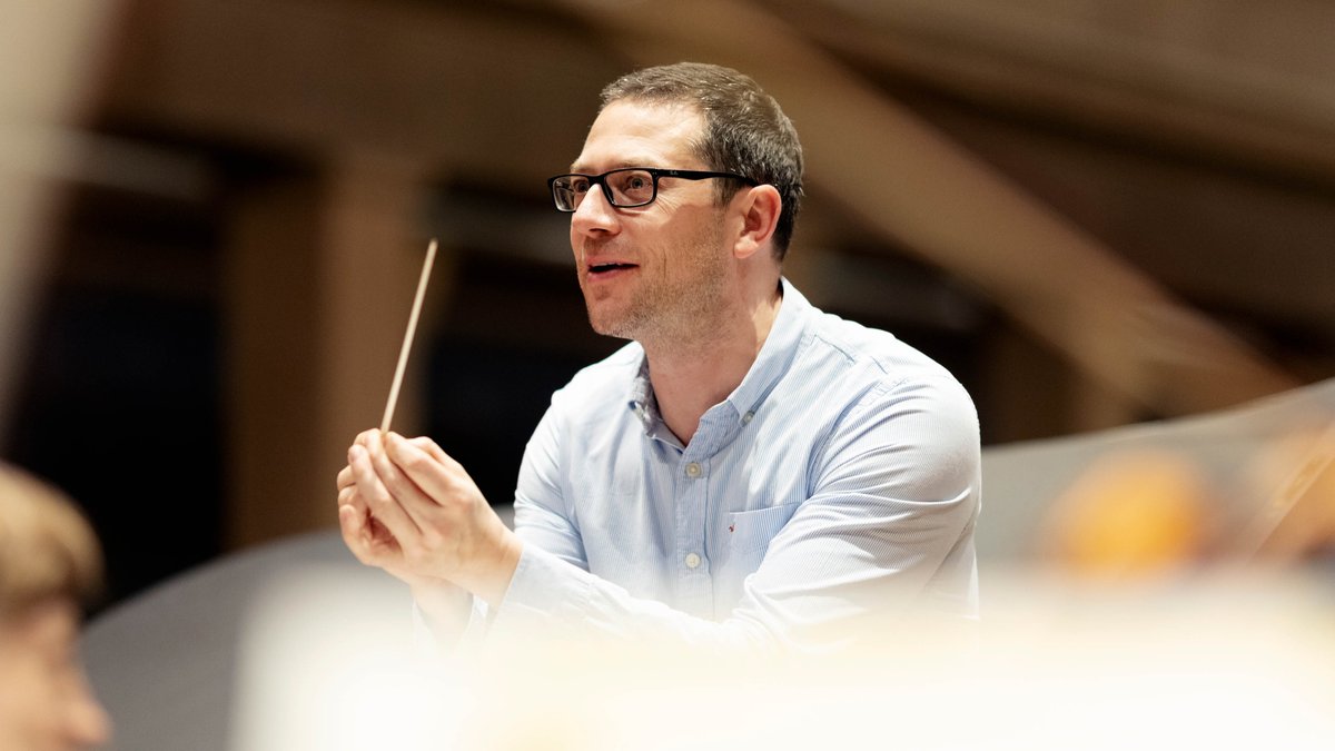 RSNO's tweet photo. Next week, join conductor #JohnWilson in Dundee, Edinburgh and Glasgow for a great series of concerts featuring music by Gershwin, Copland and Rachmaninov. 

Tickets from £14 / £6 for under 26s: https://t.co/SHZPIRwcYO https://t.co/69KkuFFE2R