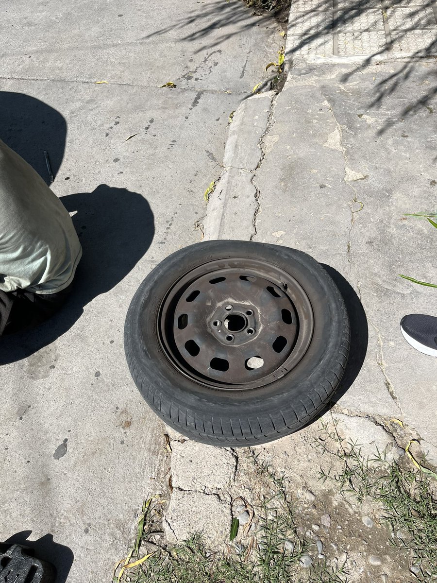 NicoMaggio's tweet photo. En intersección colectora av bolivia y av. Ypf mi hermano reventó cubierta a velocidad prudente “La  historia de cada día en la Ciudad de Salta” https://t.co/sP43e24v9g
