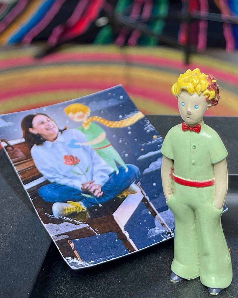 Hoy, hace tres años, nuestra fundadora #TitaMaya emprendió un viaje para acompañarnos desde su estrella más allá de allá.

Recordamos con alegría su trabajo, sus canciones y sus enseñanzas, para que nos guíe en cada paso y permanezca siempre en nuestros corazones.

#GraciasTita