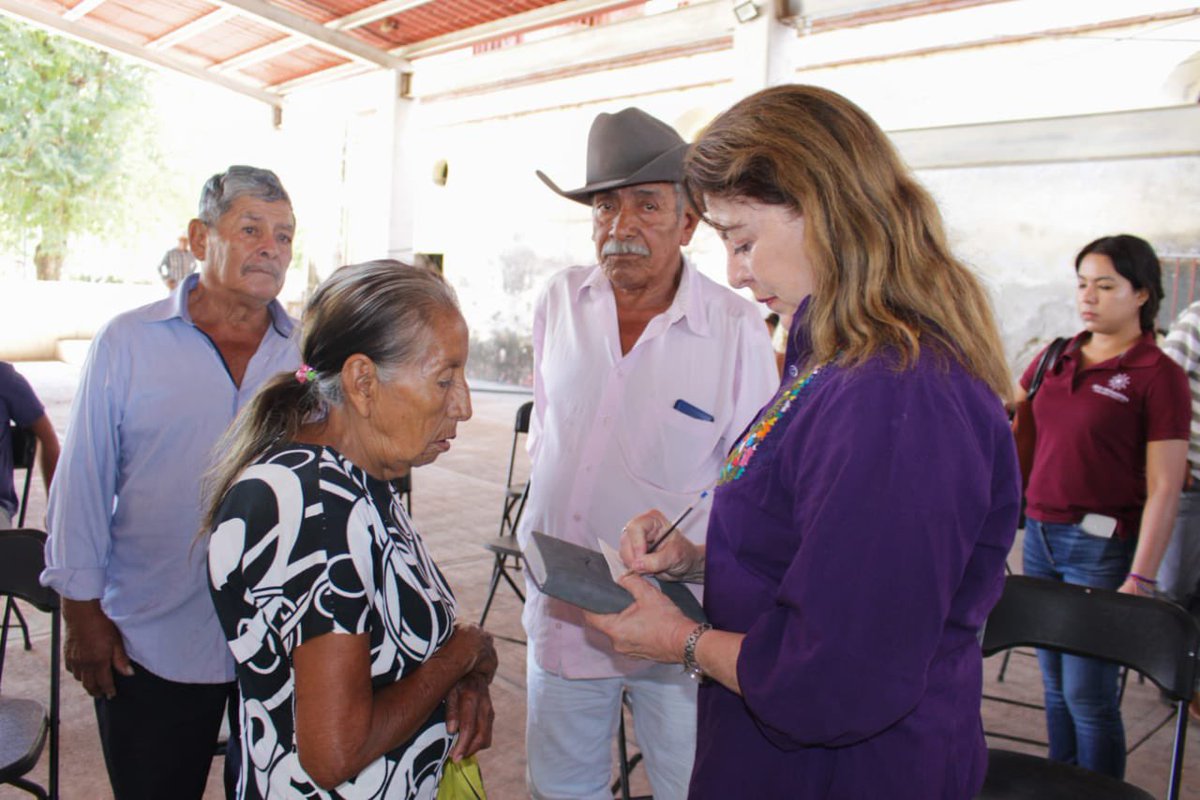 redciudadanatm's tweet photo. Hoy visitamos Chinameca sitio con valor histórico, donde cayó abatido el general Zapata. 
Aquí  platicamos con la gente que trabaja la tierra, que con gran sentido de pertenecencia, requieren de mayor apoyo para mejorar las condiciones para el campo morelense.
#RedCiudadana https://t.co/NT6377lD2l