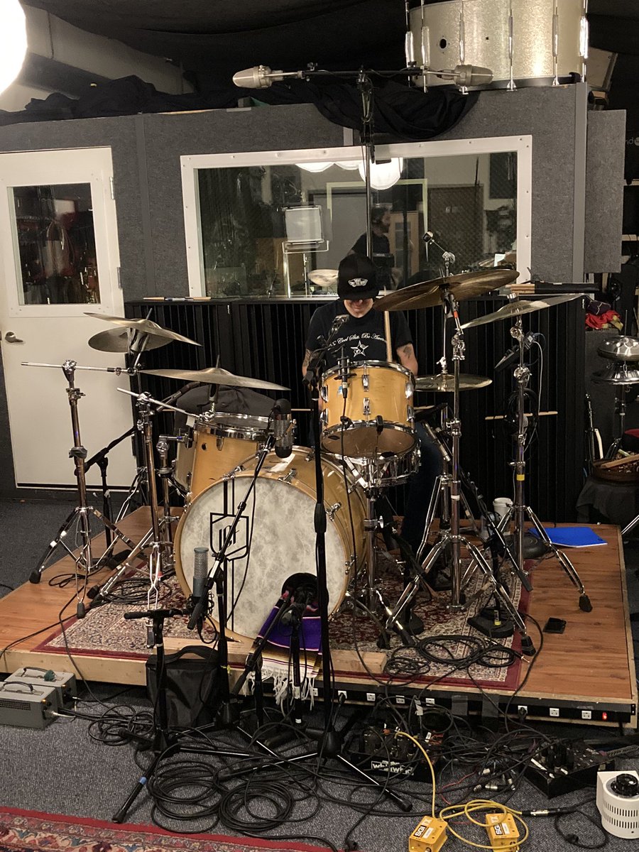 ramvelaEZ's tweet image. Studio Day #1 let’s record an EP shall weeeee @icfstudio