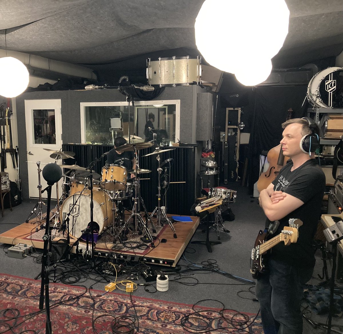 ramvelaEZ's tweet image. Studio Day #1 let’s record an EP shall weeeee @icfstudio