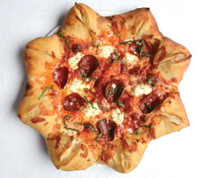 Pepperoni Star Pizza 🤩🍕
#pepperoni #cheese #stuffedcrust #pizza 
pizzatoday.com/recipes/pizzas…