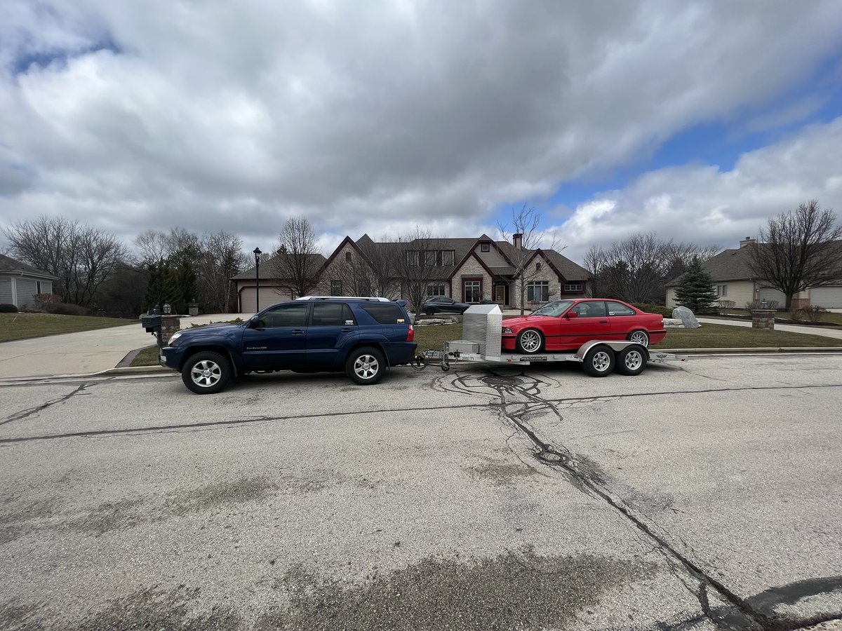 Jackson_Davidd's tweet photo. @tacoboutpics I tow all the time with mine. It’s a 4th gen, but I’ll bet new ones will be even better. Personally, a brake controller, rear airbags and a weight distribution hitch makes it much better https://t.co/S36t6j3n85