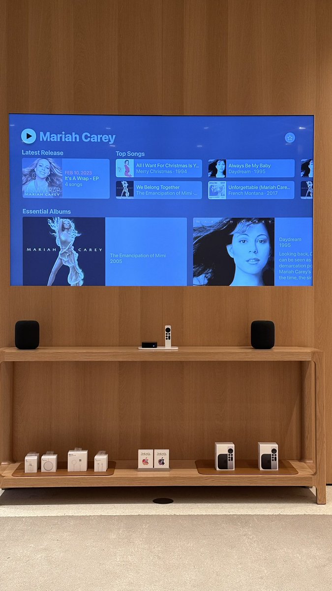 gtinari's tweet photo. doing god’s work at the apple store fifth avenue right now @mariahcarey https://t.co/l2jliEQF6M