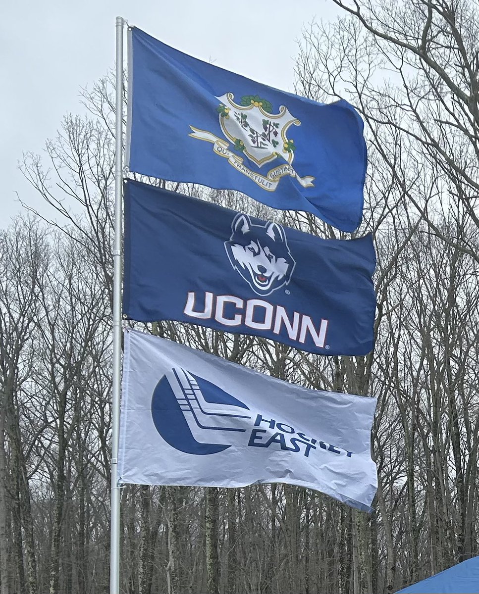 SonsOfNutmeg's tweet image. We’re out here with the #IceGate at Toscano! Time for @UConnMHOC to beat @BC_MHockey today! #HockeyEast #IceBus