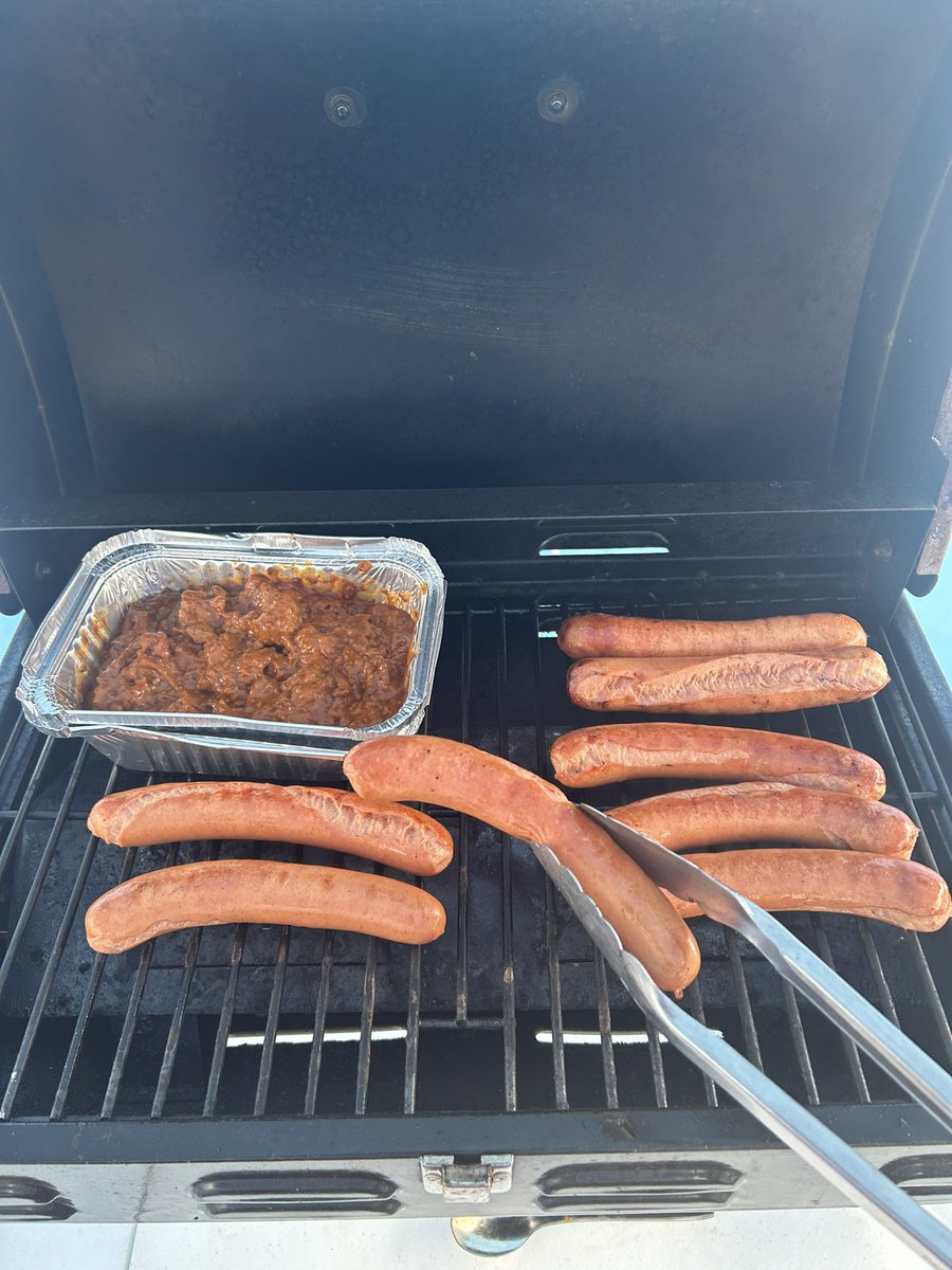 SonsOfNutmeg's tweet image. We’re out here with the #IceGate at Toscano! Time for @UConnMHOC to beat @BC_MHockey today! #HockeyEast #IceBus