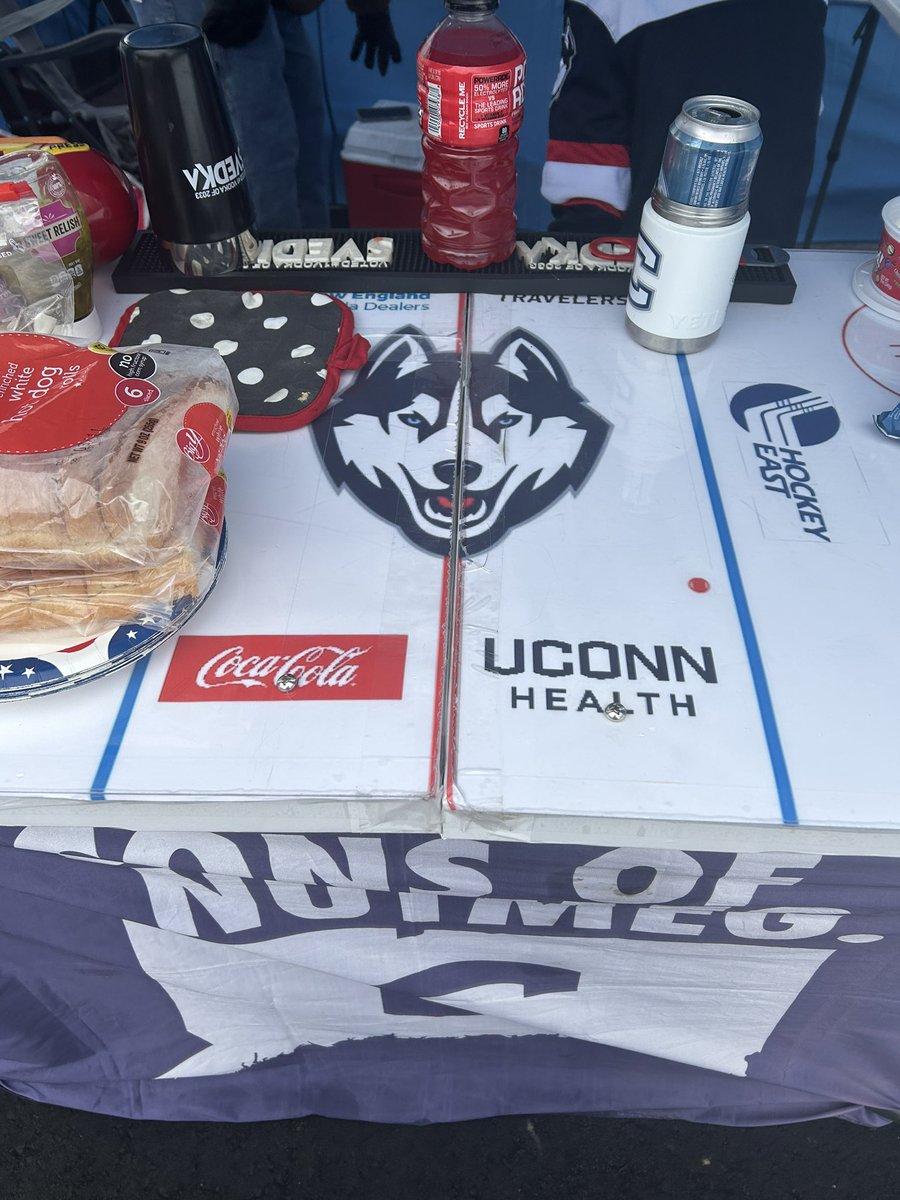 SonsOfNutmeg's tweet image. We’re out here with the #IceGate at Toscano! Time for @UConnMHOC to beat @BC_MHockey today! #HockeyEast #IceBus
