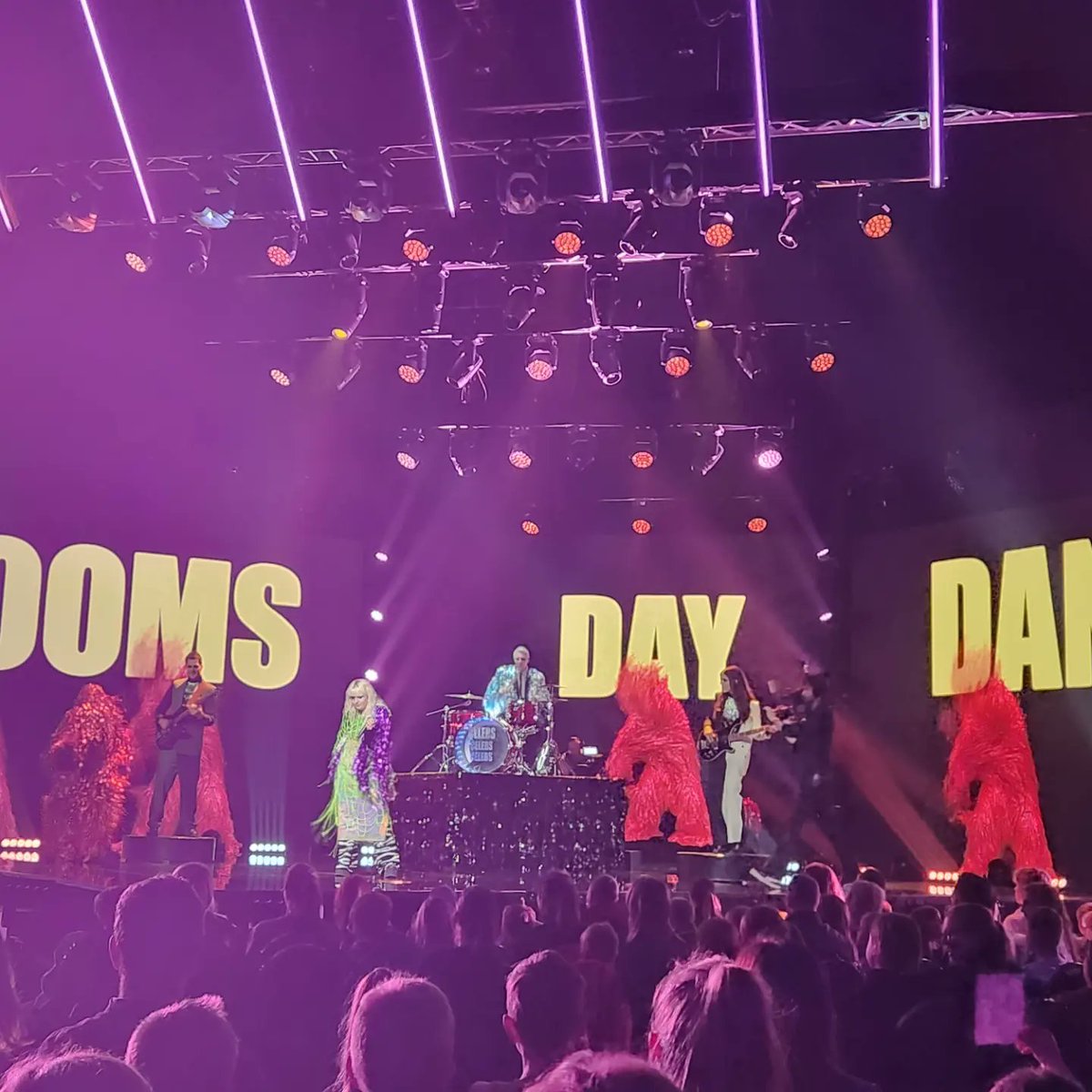 Ég held međ Celebs. Sjúklega sjarmerandi og hæfileikaríkt fólk.