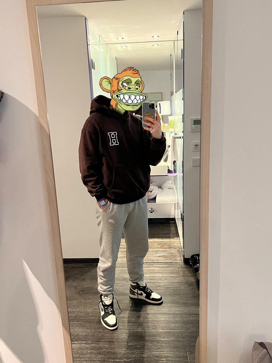 pominik's tweet photo. Bored in Munich 🍻 @BoredApeYC https://t.co/xxDzzjkvjL