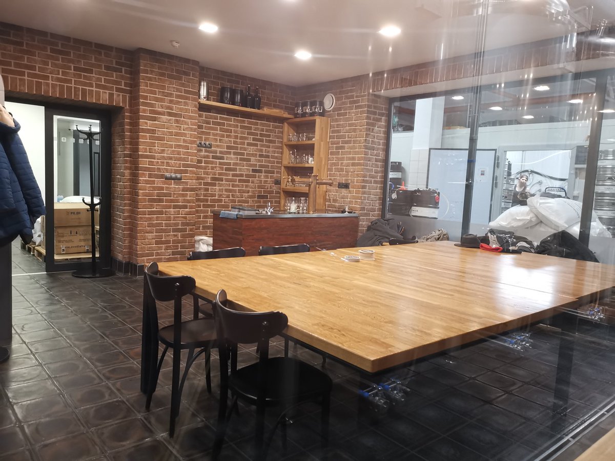 Realitydilna's tweet photo. Prohlídka je za námi a moc dobrá. Hodně informací i hodně ochutnávek🍺🍺🍺
Když jsme šli nahoru, tak už jsem měl jen tři druhy piv na ochutnávku ☺️ Díky @UcaVeronika za podporu a to i za ty kluky, kterým vysvětlovala, jak se vaří pivo 🍻
#cobolis #beer #realitydílna https://t.co/ylxI3yBLKG
