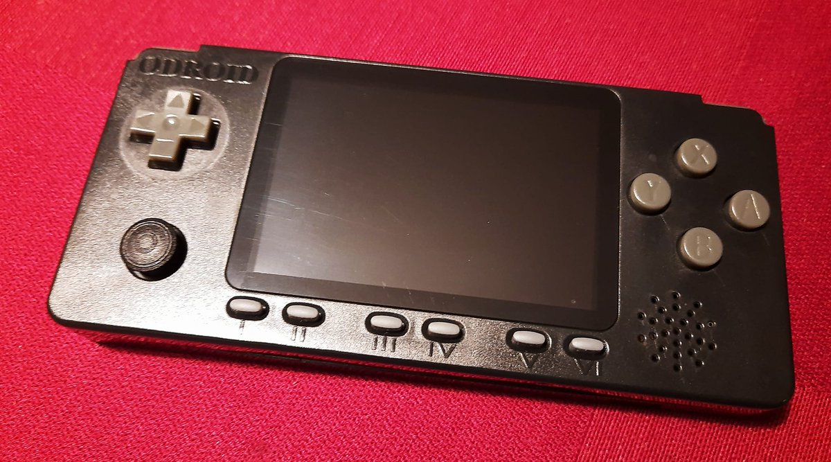 oldsoft's tweet photo. Sláva, funguje to! Měl jsem špatně zapojenej pásek k displeji. Teď ještě musím prolézt, jak se to konfiguruje, u části her pro MAME nejde joystick. Odroid Go Advance v2. #odroid #odroidgo #odroidgoadvance https://t.co/R7q8XJ0R2g