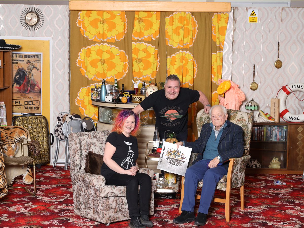 Popped in to say hi and thanks to <a href="/SueHolderness/">Sue Holderness</a> for her <a href="/ThoseDamnCrows/">Those Damn Crows</a> video she did for us for the boys. She was very impressed by the album!! Tried to convert Sir David Jason too 🙄🤣🤣 Got chatting to the lovely <a href="/OpacicPaul/">Paul Opacic</a> who insisted on having his photo taken with me 😉🙈