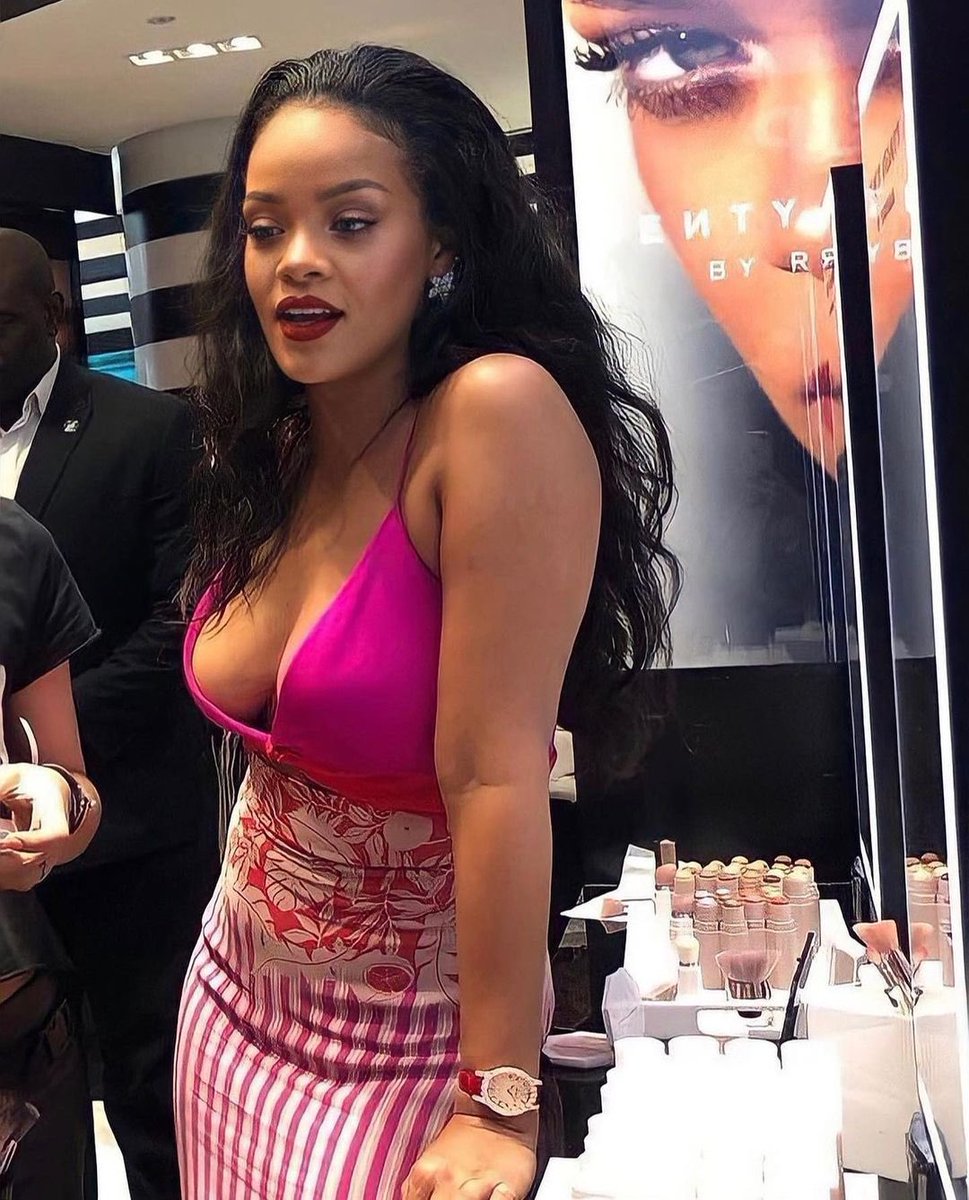 RihannasNavy01's tweet photo. Rihanna is flawless https://t.co/CKM7CfzHCF