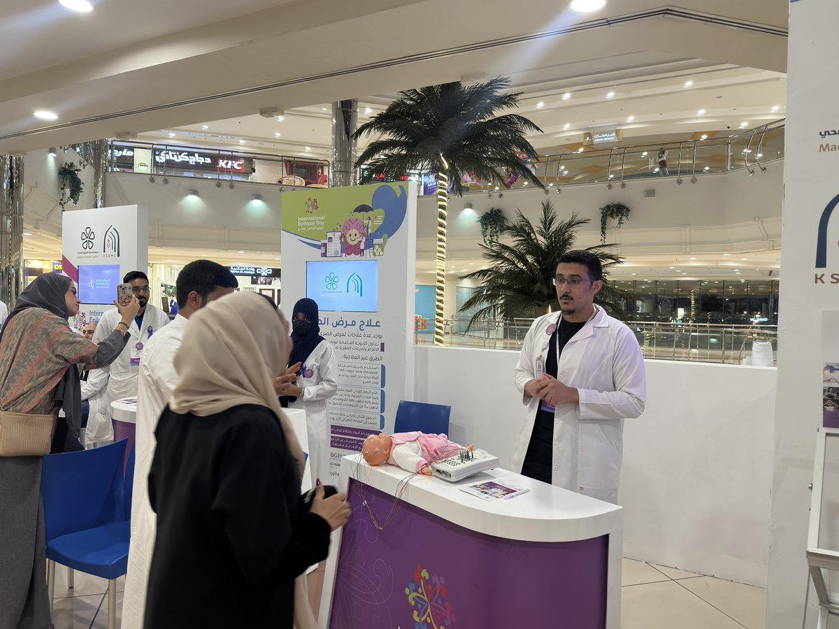KSAMCMED's tweet photo. نفذت #مدينة_الملك_سلمان_الطببة عضو #تجمع_المدينة_الصحي فعاليات #اليوم_العالمي_للصرع تحت شعار  (نحو أمل جديد لمرضى الصرع) 
استهدفت زوار مجمع الراشد التجاري واستمرت لمدة يومان. https://t.co/wdbhdaOMHm